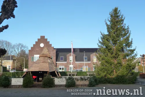 Het plein is al helemaal in kerst sferen met de boom en de stal