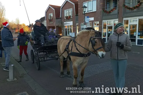 Paard en wagen voor een ritje rond het plein