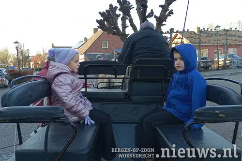 Achterop de wagen een ritje maken