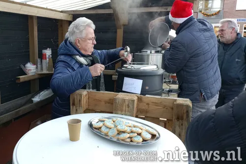 Vrijwilligers van 'De Straat' zorgden voor&nbsp;chocolademelk, glühwein, erwtensoep en 'beschuit met muisjeskoekjes'
