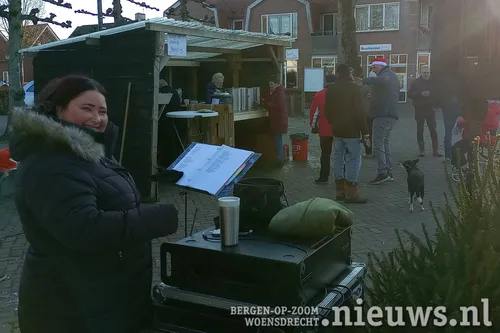 Sharon van de Poel bij het kraampje op het plein