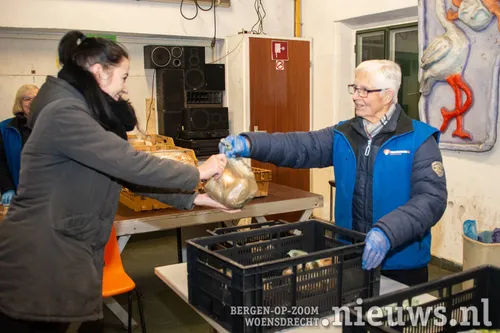 Sindsdien is Ad Verbogt actief als de groenteman van de voedselbank waarbij hij de binnengekomen groente en fruit verdeelde en uitdeelde voor de cliënten.