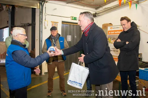 Ook de gemeente was vertegenwoordigd bij het afscheid. De wethouders Thierry de Heer en Arjan Buijsen waren voor het afscheid naar de Remise gekomen om Ad te bedanken voor zijn inzet voor de inwoners van Woensdrecht en uit handen van Arjan Buijsen kreeg Ad een blik snoep en een fles wijn.