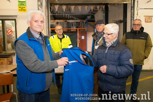 Als afsluiting leverde Ad zijn 'voedselbank' hesje in