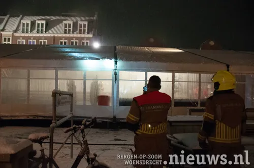 Van binnen uit werd het tentdoek opgetild om het water er af te laten lopen