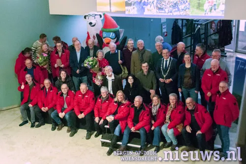 De burgemeester tussen de winnaars, Jan Hugens, de Erfgoedgroep Woensdrecht en Stichting IJsbaan Hoogerheide