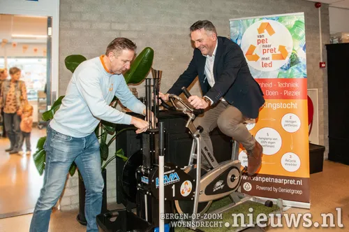 Ook de wethouder vermaalde wat PET flessen