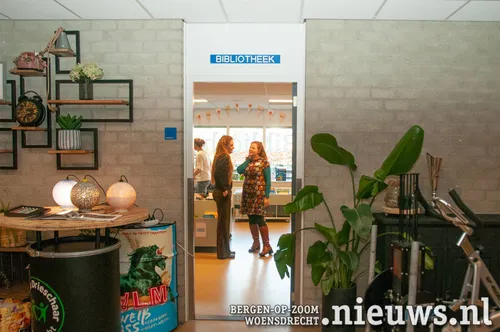 De ingang van de bibliotheek