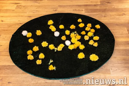 Bezoekers die de galerie in komen lopen, komen recht af op een rond  'bloemperkje' met paardenbloemen. Hier mogen bezoekers met hun blote voeten tussen gaan staan.