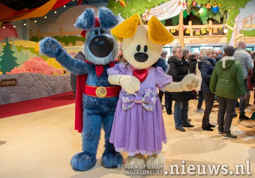 Ook Woezel &amp; Pip kwamen de hal in om de bezoekers te verwelkomen en met mensen op de foto te gaan