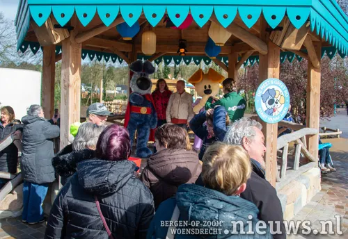 In de rij voor een foto met Woezel &amp; Pip