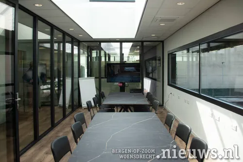 Een ruime vergaderzaal