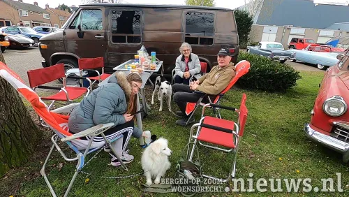 En als je dan toch met zo'n grote Amerikaanse Van bent gekomen dan kan je natuurlijk makkelijk wat tafeltjes en stoeltjes meenemen om er dan gelijk een gezellige picknick van te maken.