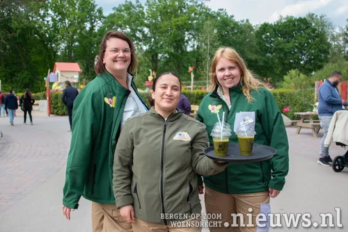 Deze dames deelden lekkere spinazie, banaan, mango smoothies uit