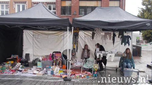 Een partytent was geen overbodige luxe bij de rommelmarkt