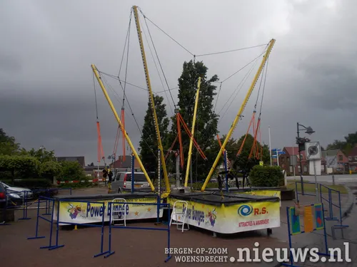 Donkere luchten boven de reuze trampoline