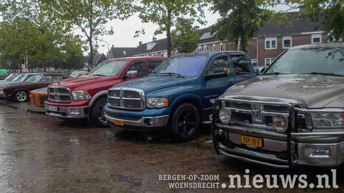 Een rijtje Dodge pickup trucks