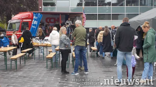 Gezelligheid op het plein voor het gemeentehnuis