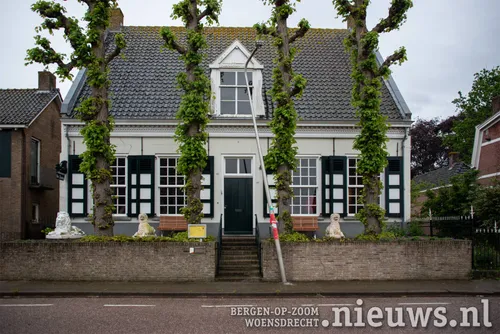 De beelden staan in de tuin voor het museum