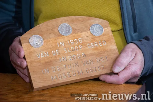 Drie rijksdaalders, een rijksdaalder per beeld
