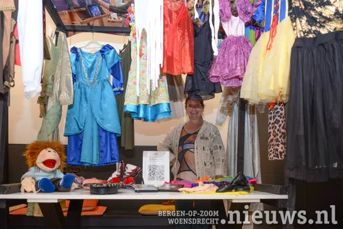 Kostuums en attributen voor de theater voorstellingen