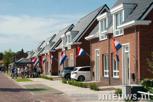 De vlag uit voor een feestelijke sleuteloverhandiging