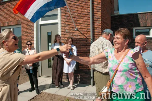 Eén voor één kregen de bewoners hun sleutels overhandigd.