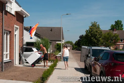 De eerste koelkast wordt al naar binnen gereden