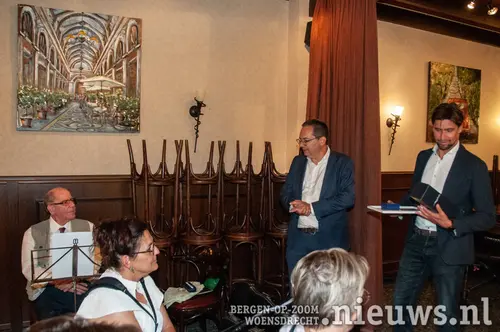 De burgemeester kwam, samen met de wethouder, om de medaille te overhandigen