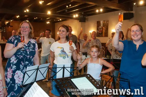 Na de toespraak, de medaille, de oorkonde en de bloemen, werd er door de hele harmonie&nbsp;getoost op het 75 jarig jubileum.