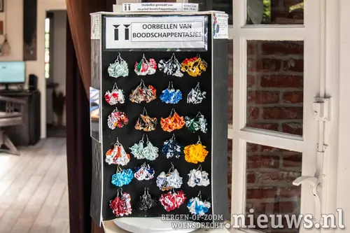 Oorbellen van boodschappentasjes voor een paar euro