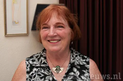 Ingrid met een van haar bijzondere creaties