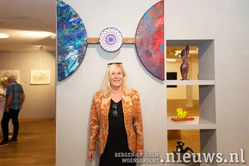 Anne-Marie voor haar werk&nbsp;“Starbridge”