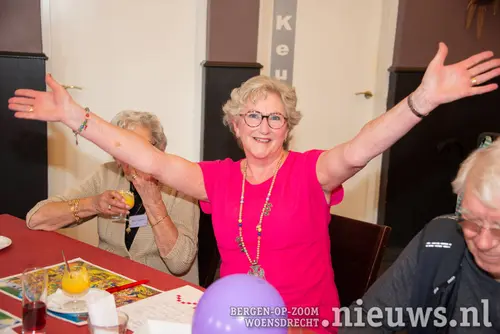 Een blije winnaar van het drie op een rij spel