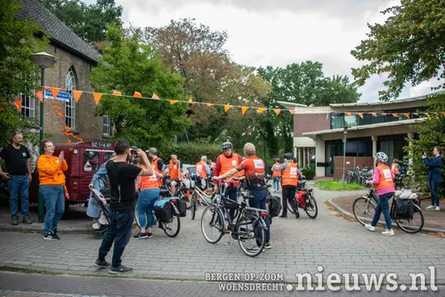 De fietsers kwamen aan op de parkeerplaats naast de kerk