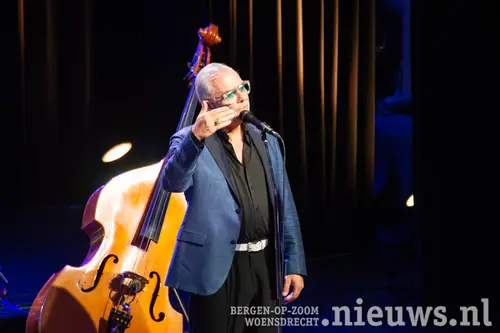 Johan Struik dirigeert het publiek
