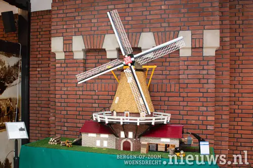Mart Konings maakte van hout een model van een houtzaagmolen van één bij twee meter dat een prominente plaats op de expositie heeft.