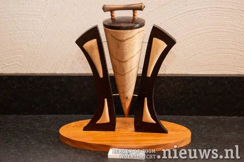 Stan Huygen maakt kunst van houtdraaiwerk waaronder het bovenstaande 'Puntvaasje met deksel' van houtdraaiwerk en sculpteerwerk.