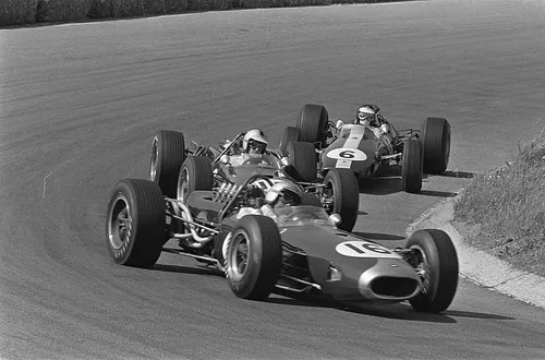 Jack Brabham leidt Denny Hulme en Jim Clark op Zandvoort in 1966.