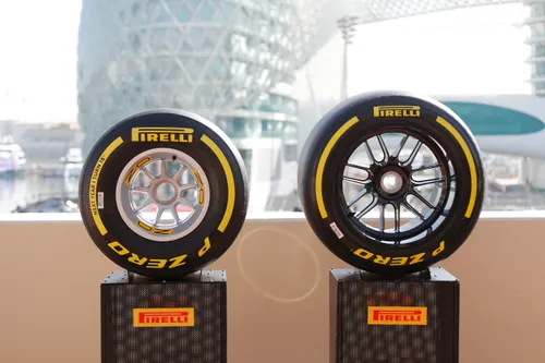 De 13-inch band van 2021 (links) naast de 18-inch band van 2022.