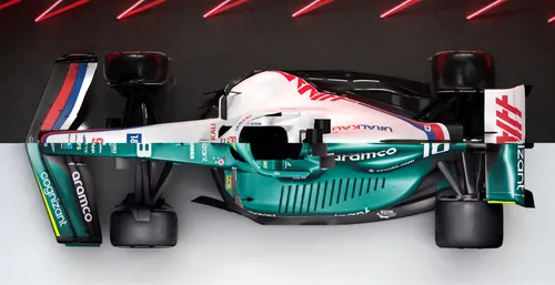 <i>De bovenaanzichten van de Haas en Aston Martin. (Foto's: Aston Martin Racing en Haas F1 Media)</i>