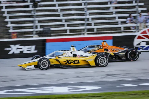 Josef Newgarden (Team Penske) en Patricio O’Ward (Arrow McLaren SP) gaan zij-aan-zij over het bloedstollend snelle Texas Motor Speedway. (Foto: Team Penske Media)
