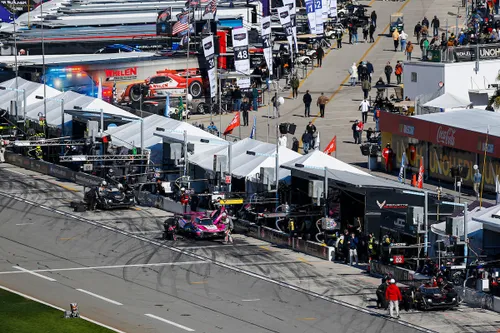 <i>Het was voor de Nederlandse kijker schrikken toen de Cadillac van Van der Zande plots de pitbox inschoot, en niet voor een bandenwissel ging onder de full course yellow. (Courtesy of IMSA)</i>