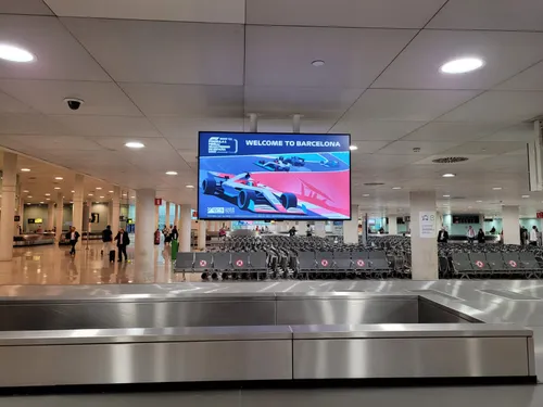 <i>Welkom in Spanje! Nog voor je je koffer in handen hebt, word je er alvast aan herinnerd waarom je er ook alweer bent..</i>