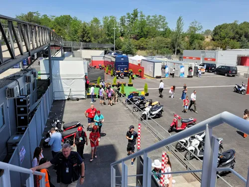 <i>De activiteit rondom de paddock neemt toe, terwijl het ook in de paddock zelf drukker wordt. Dat wordt morgen nog heftiger..</i>