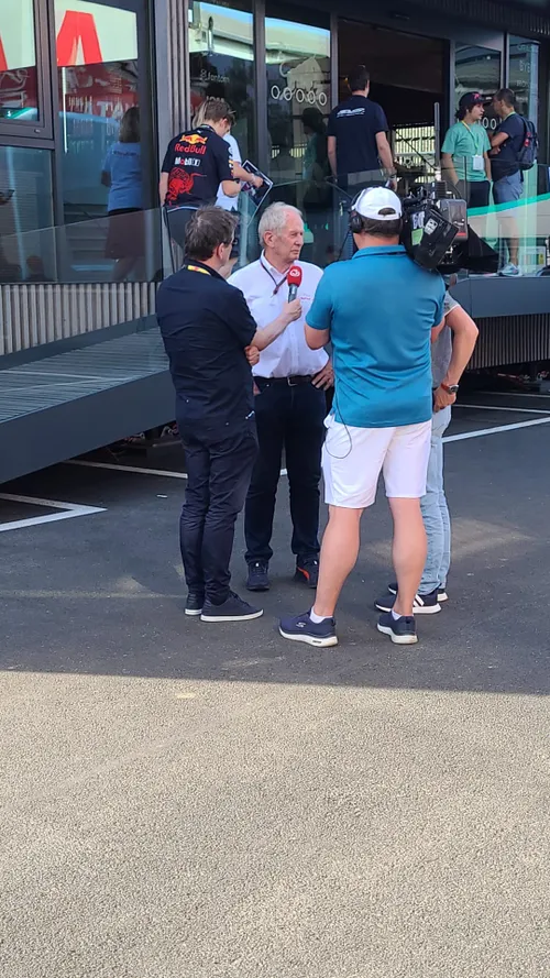 <i>Helmut Marko praat met het Oostenrijkse ORF. Na het kopieergedrag van Aston Martin was er voldoende om over na te spreken, en dat doet de Red Bull Racing-adviseur maar al te graag..</i>