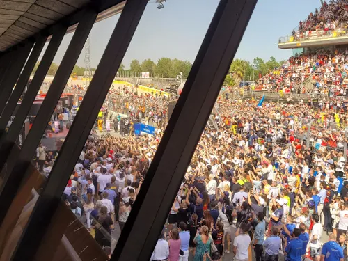 <i>De Formule 1-fans in Spanje trokken massaal richting het podium om de zege van Max Verstappen met hem te vieren.</i>