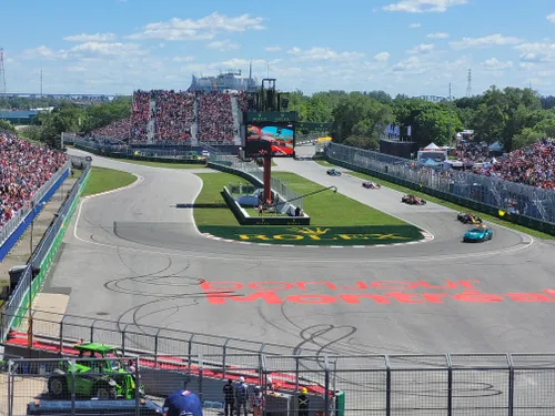 <i>De Formule 1-coureurs volgen de safety car. Dit stelde Sainz in de gelegenheid om tegen het einde de druk op Max Verstappen nog op te voeren.</i>