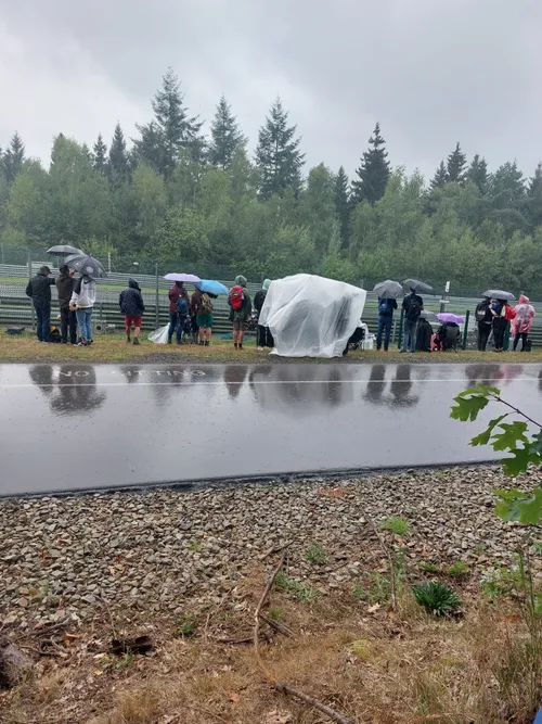 Men zoekt beschutting voor de harde regen.