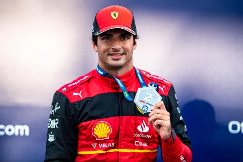 Carlos Sainz met zijn medaille voor de tweede plek na de sprintrace in Brazilië vorig seizoen.